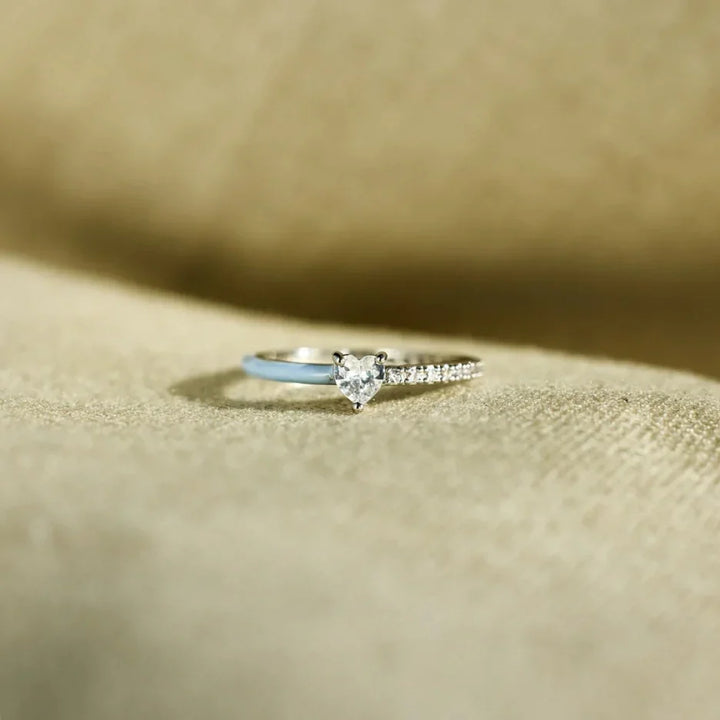Nahaufnahme des S925 Silberrings "Ich wähle Frieden", filigranes Herz-Design mit farbiger Emaille.