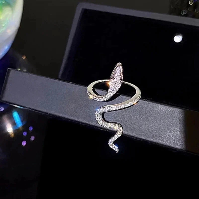 Nahaufnahme: Verstellbarer Schlangenring für Damen mit glitzernden Zirkonia. Exklusiver Silberring-Look.