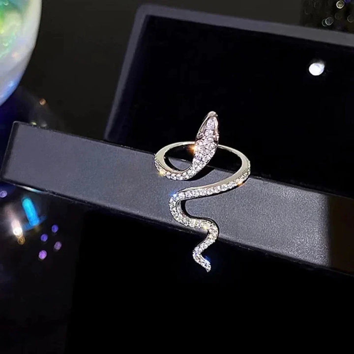 Nahaufnahme: Verstellbarer Schlangenring für Damen mit glitzernden Zirkonia. Exklusiver Silberring-Look.