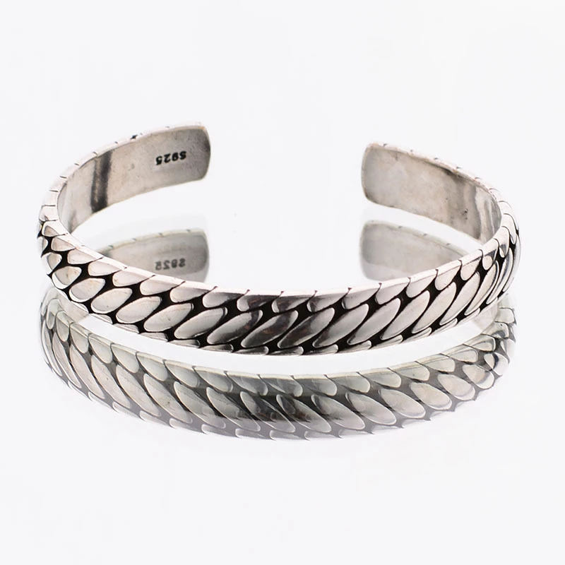 Urbanes Unisex-Silberarmband aus 925 Sterlingsilber. Geometrisch, handgefertigt & verstellbar. Moderner Statement-Schmuck.