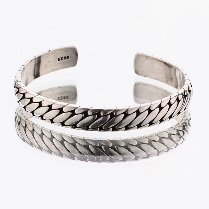 Urbanes Unisex-Silberarmband aus 925 Sterlingsilber. Geometrisch, handgefertigt & verstellbar. Moderner Statement-Schmuck.