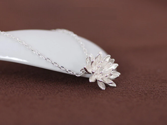 Wunderschöne Damenhalskette aus Sterling Silber mit Lotusblüten-Anhänger, vielseitig kombinierbar & zeitlos schön.
