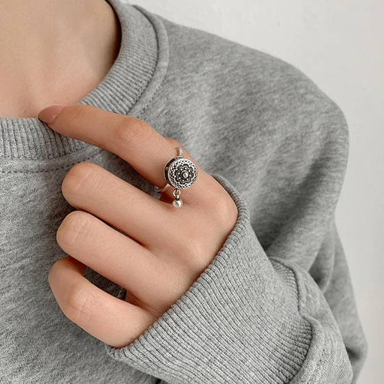 Verstellbarer Unisex Silber Spinnerring mit detailreicher Lotusblume, als Anti-Stress Schmuckstück.