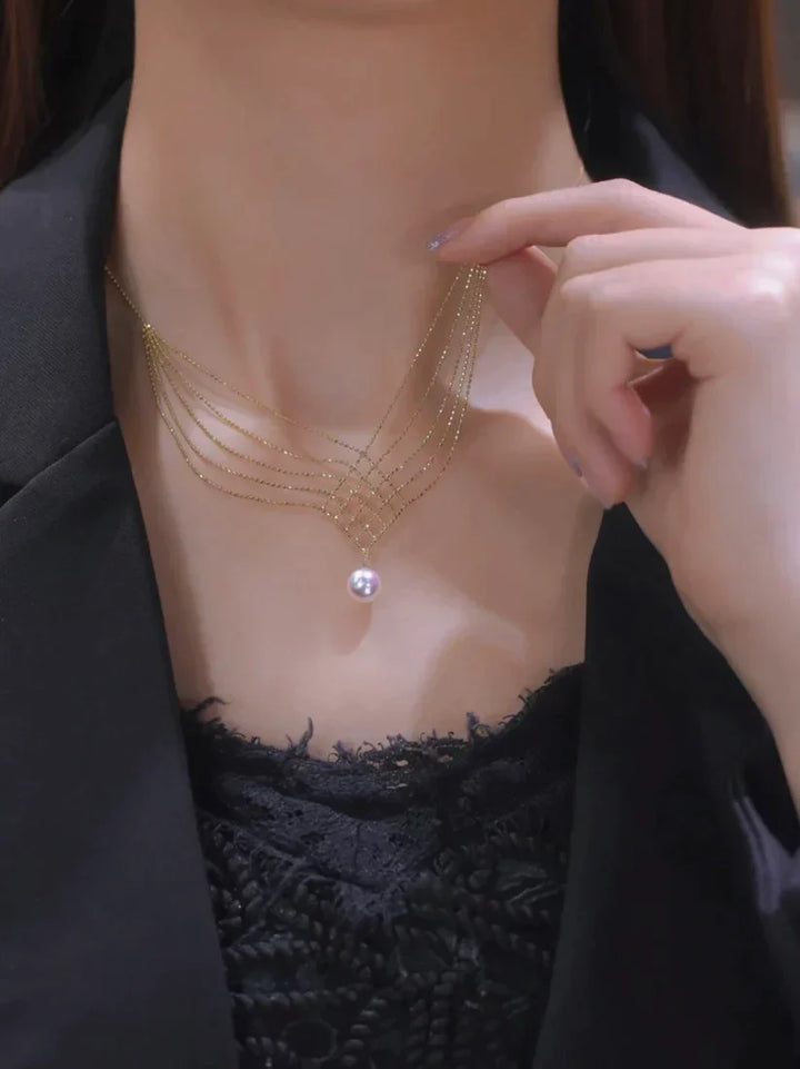 Damen Perlenkette elegant am Hals getragen, mehrschichtiges Design aus Süßwasserperlen, zeitloser Look.