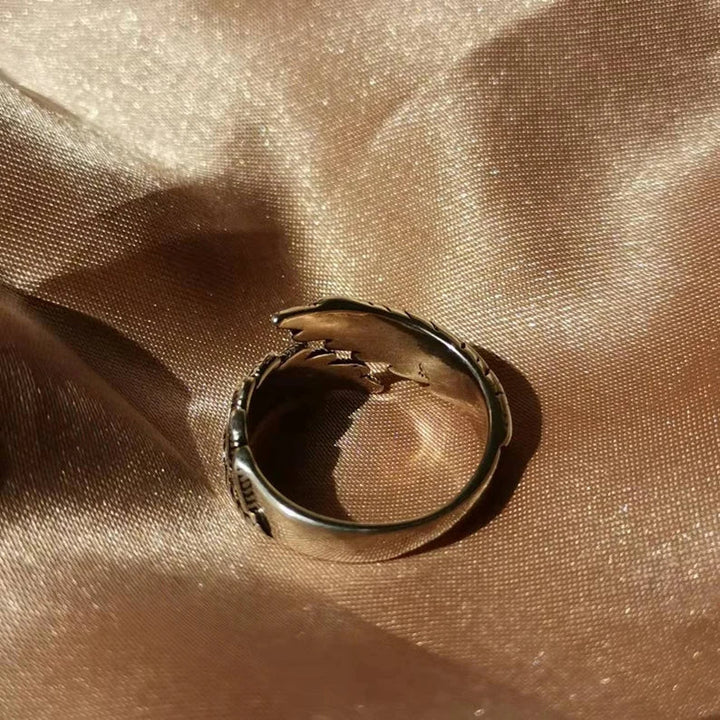 Eleganter Unisex-Ring mit Federflügel-Design aus 925er Silber, ein bedeutungsvolles Schutzsymbol und Schmuckgeschenk.