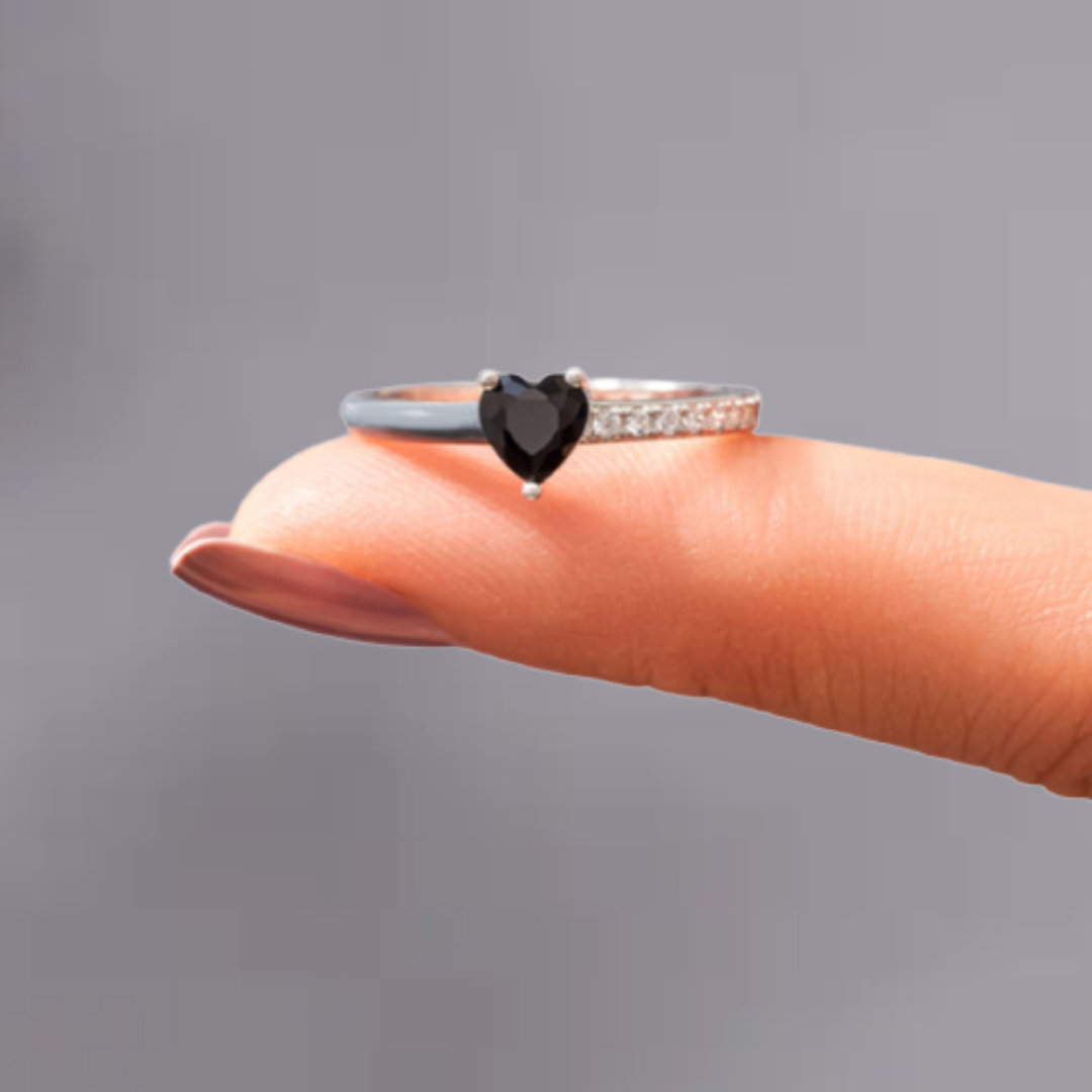 Eleganter Unisex Silberring mit Friedensbotschaft und Emaille-Herz. Perfekt als Geschenk für Gelassenheit.