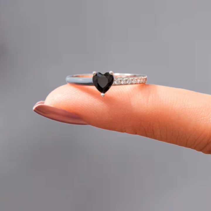 Eleganter Unisex Silberring mit Friedensbotschaft und Emaille-Herz. Perfekt als Geschenk für Gelassenheit.
