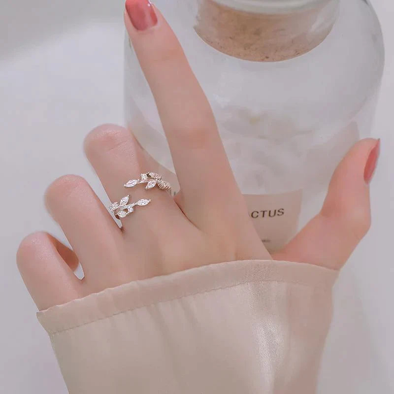 Detailaufnahme vom Damen Blattring, verstellbar. Symbolschmuck für Wachstum & Erneuerung, elegantes Accessoire.
