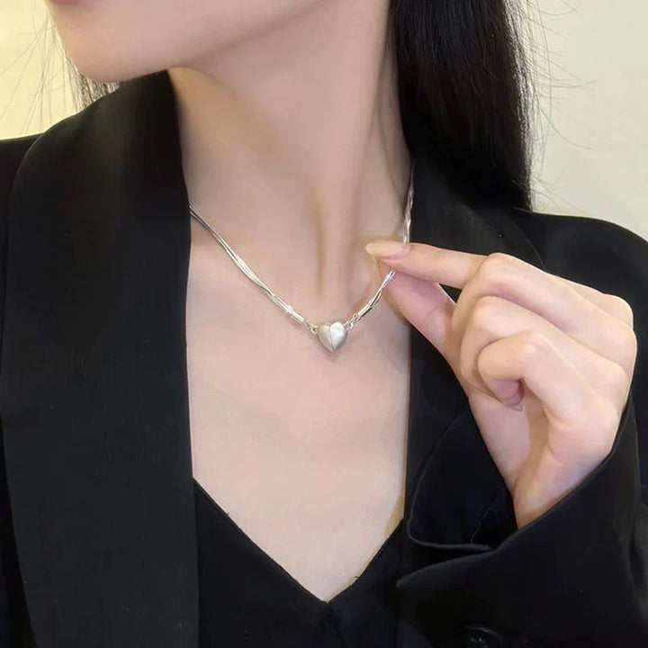 Fein gearbeitete Damenhalskette aus Sterlingsilber mit Magnet-Herz-Anhänger, modischer Schmuck.