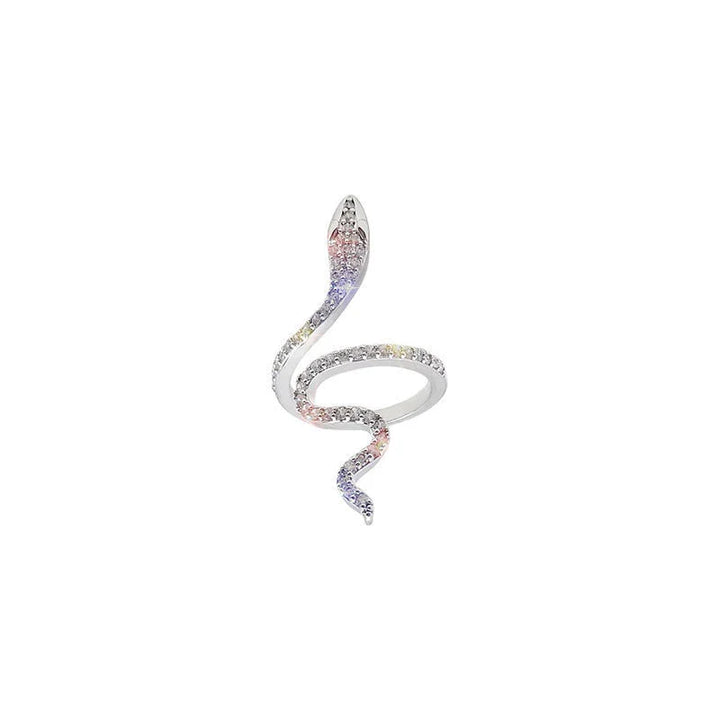 Damen Schlangenring mit funkelnden Zirkonia, verstellbar. Moderner Statement-Ring am Finger getragen.
