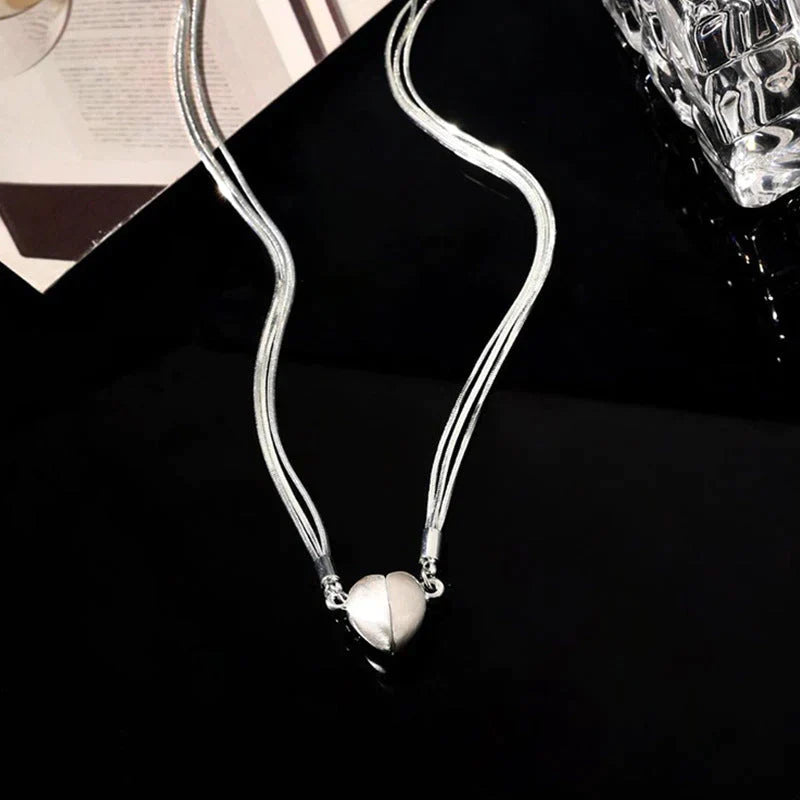 Zwei-teilige Magnet-Herz-Halskette aus Silber, die zusammen ein Herz bildet, Damenschmuck, Geschenk.