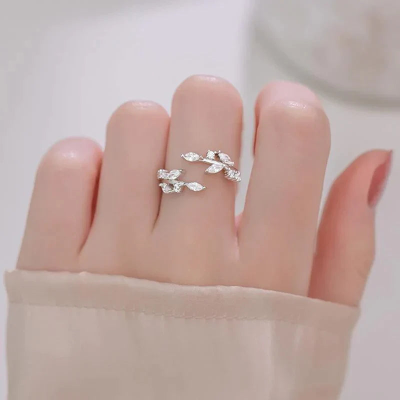 Moderner Damenring mit Blatt-Design, verstellbar. Symbolisiert Erneuerung. Edler Modeschmuck für Frauen.