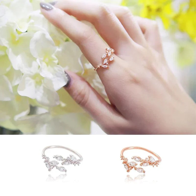 Glänzender Damen Blattring, verstellbar. Hochwertiger Modeschmuck als stilvolles Accessoire und Geschenkidee.