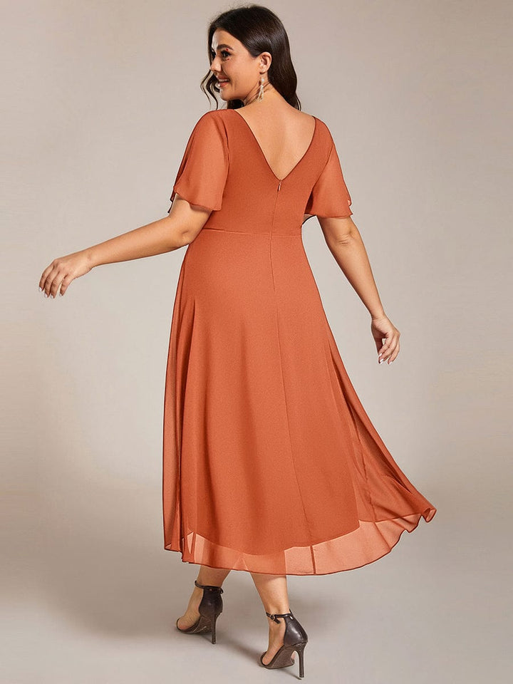 Chices Cremefarbenes Vokuhila Festkleid für Damen. Midi-Länge, Kurzarm, A-Linie, perfekt für Hochzeiten.