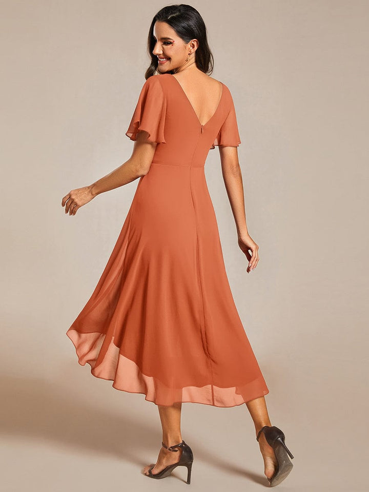 Chices Violettes Vokuhila Festkleid für Damen. Midi-Länge, Kurzarm, A-Linie, perfekt für Hochzeiten.