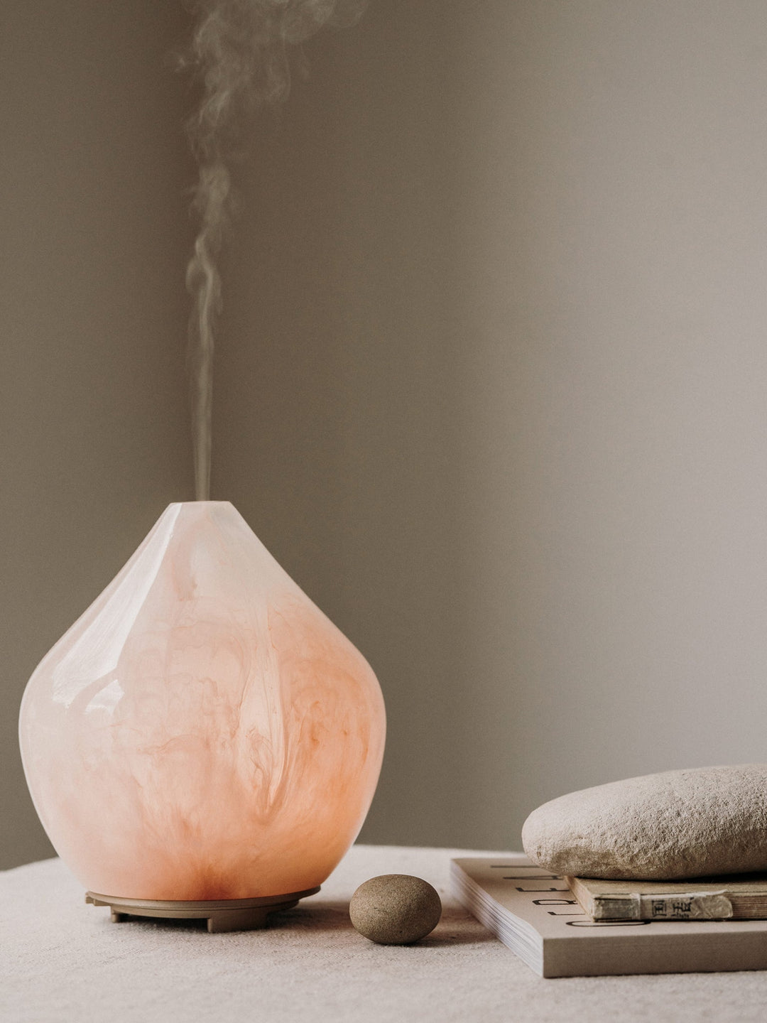 Eleganter Rosenquarz Aroma-Diffusor mit Ultraschall-Nano-Nebel, ideal für ätherische Öle & angenehmen Raumduft.