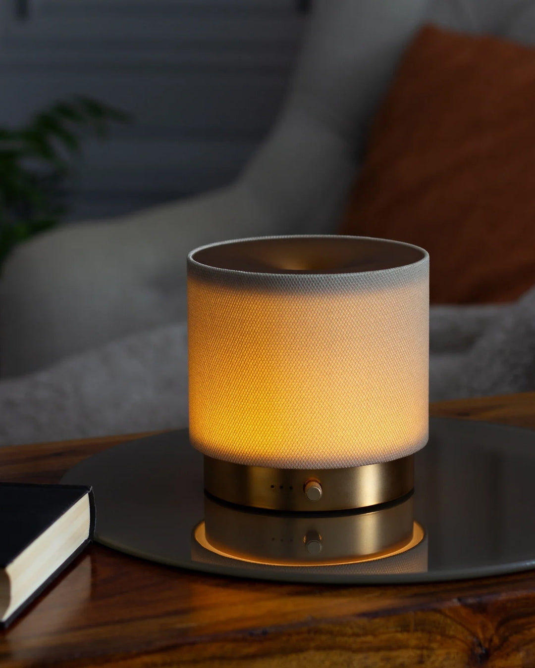 Kompakter USB-Aroma-Diffusor mit LED-Beleuchtung und Timer-Funktion für ätherische Öle im Büro & Zuhause.