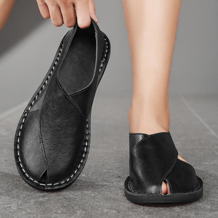 Moderne Herren Slipper, bequeme Freizeitschuhe mit feinen Ausschnitten und komfortabler flacher Sohle.