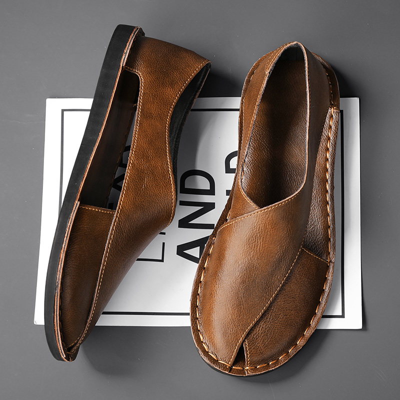 Mann geht in bequemen Herren Slipper, perfekte Slip-On Schuhe für Spaziergänge und Alltag.