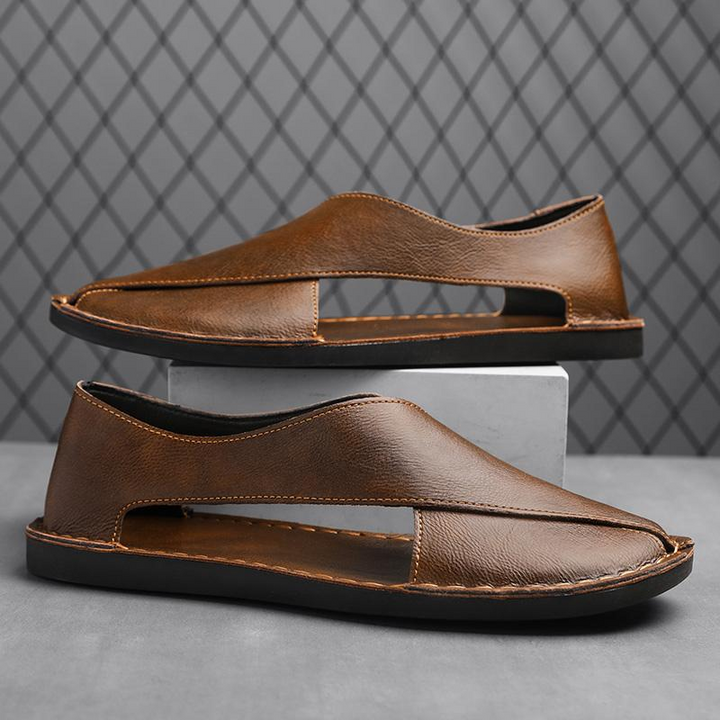 Herrenfüße in komfortablen Slip-On Slipper. Ideal als Alltagsschuhe für Männer und Freizeit.
