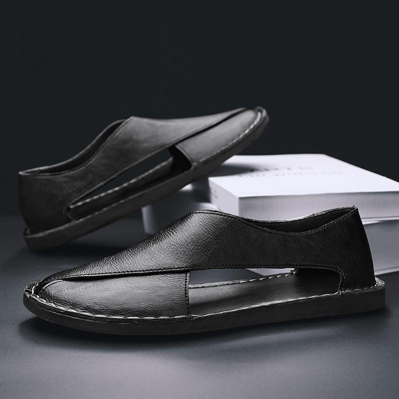 Seitliche Ansicht der Herren Slipper mit Ausschnitten. Zeigt die flache Sohle und das bequeme Slip-On Design.