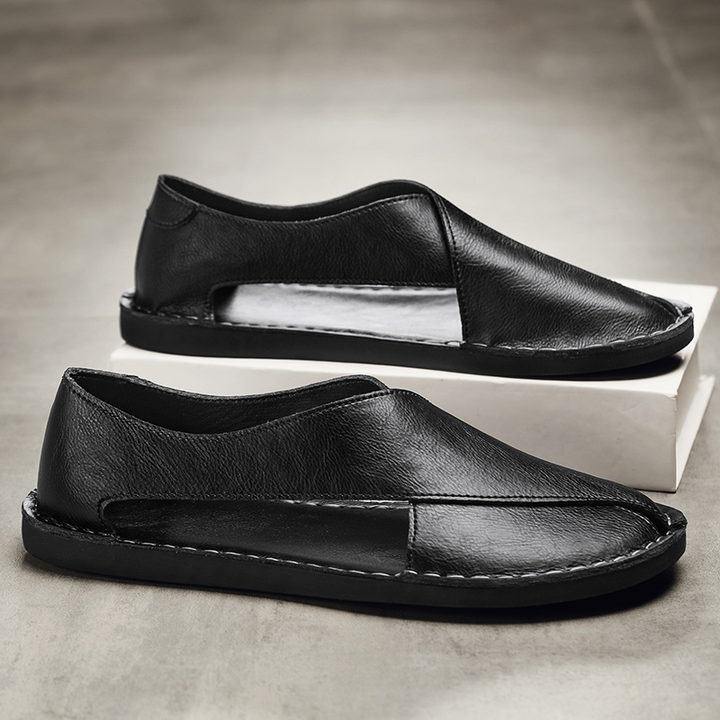 Stylische Herren Slipper mit dekorativen Ausschnitten. Vielseitige Casual Schuhe für Männer.