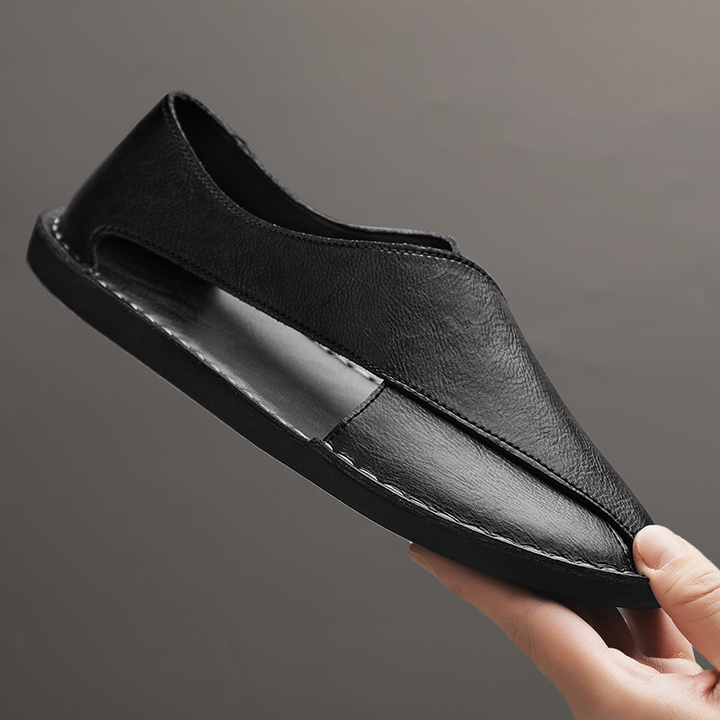 Ansicht von oben auf bequeme Herren Slip-On Schuhe. Hebt die atmungsaktiven Ausschnitte hervor.