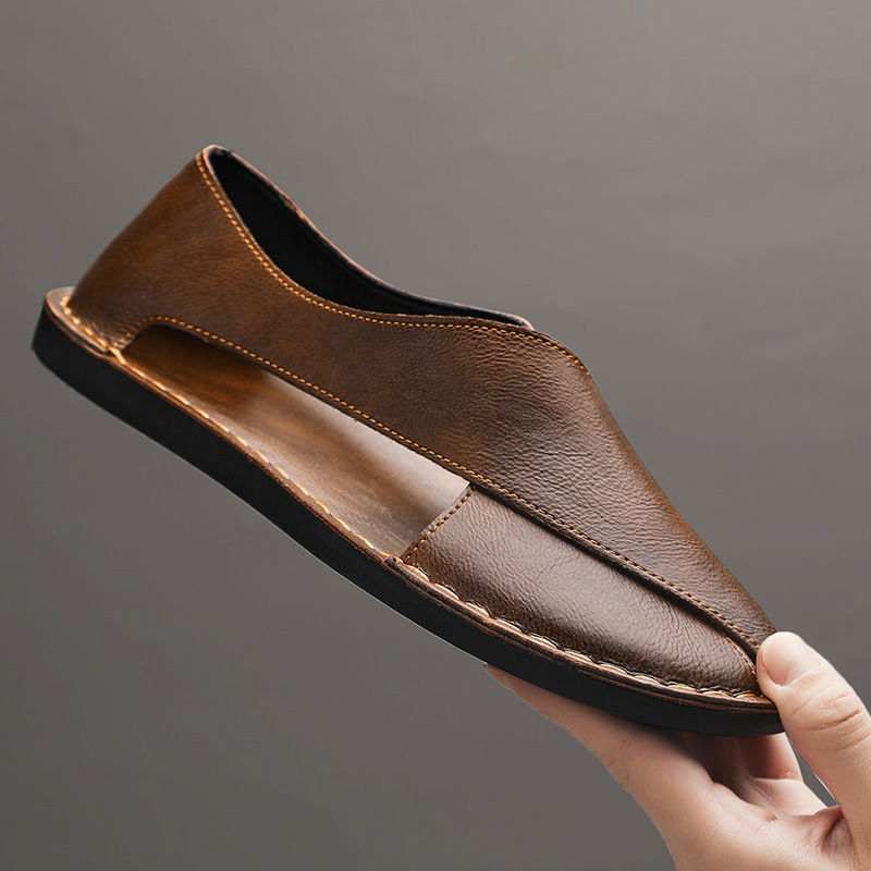 Vielseitige Herrenschuhe, bequeme Slip-On Slipper mit Ausschnitten für Freizeit, Alltag und Komfort.