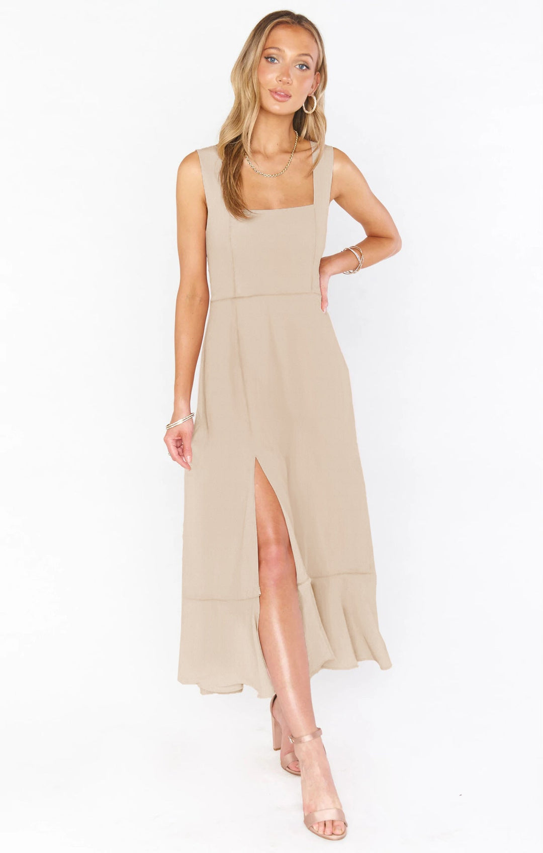 Sommerliches Damen Maxikleid mit fließendem Stoff, ärmellos, Schlitz & Bindegürtel, elegant & leicht.