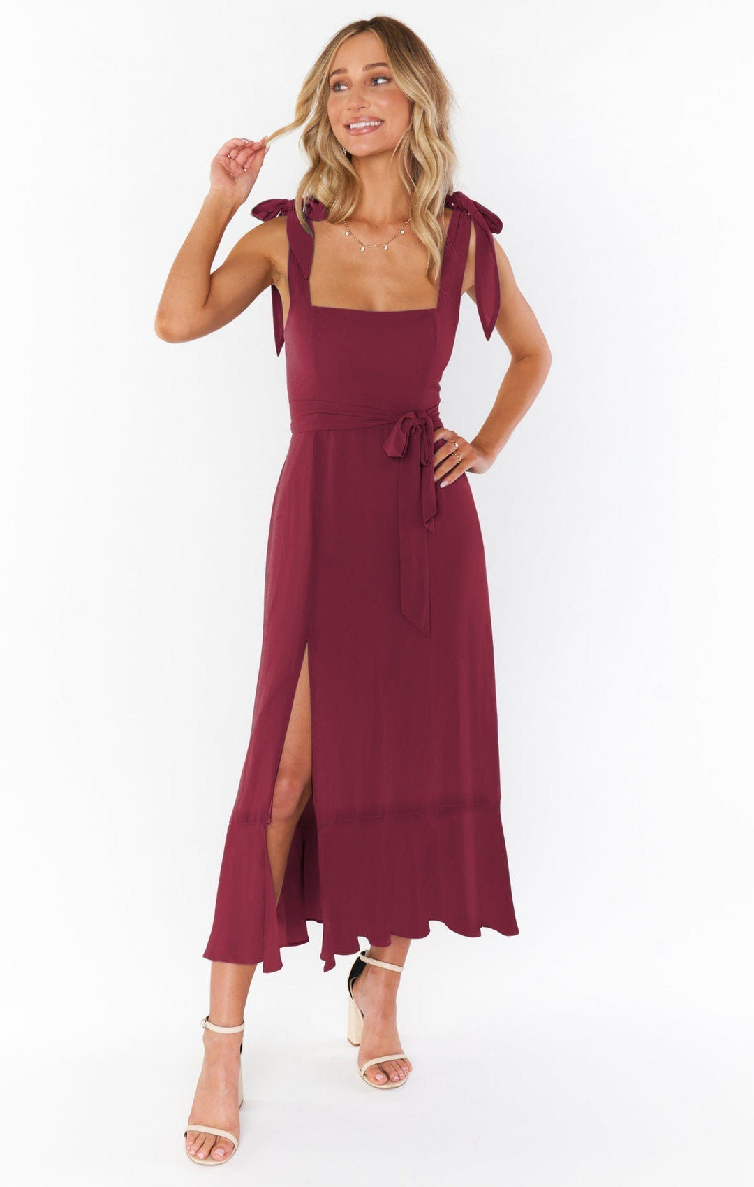 Langes Damen Sommerkleid, ärmellos, mit hohem Schlitz & Bindegürtel, aus fließendem Stoff.