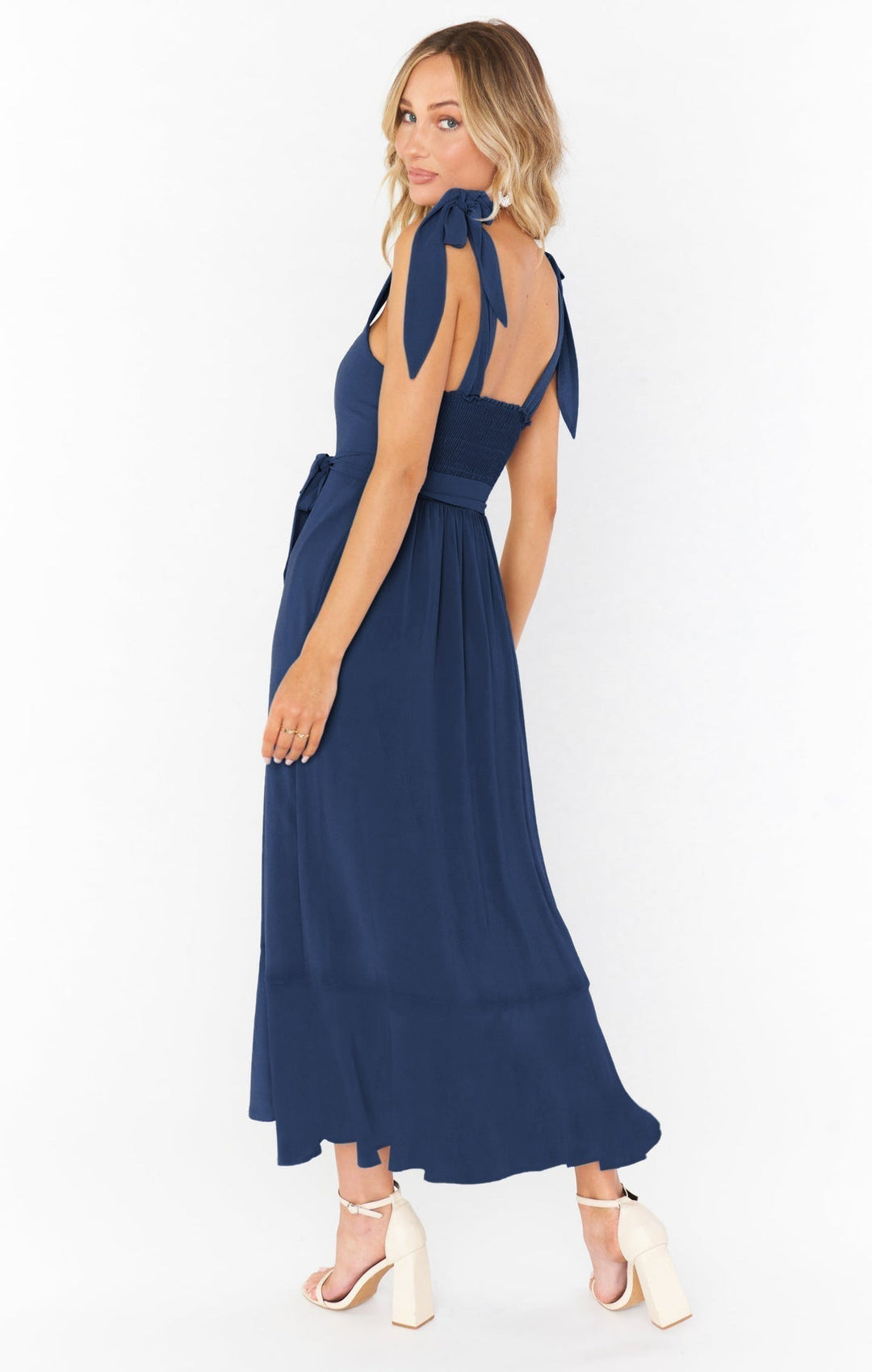 Fließendes Damen Maxikleid, ärmellos, mit Seiten-Schlitz & Taillengürtel, bequem & stilvoll.