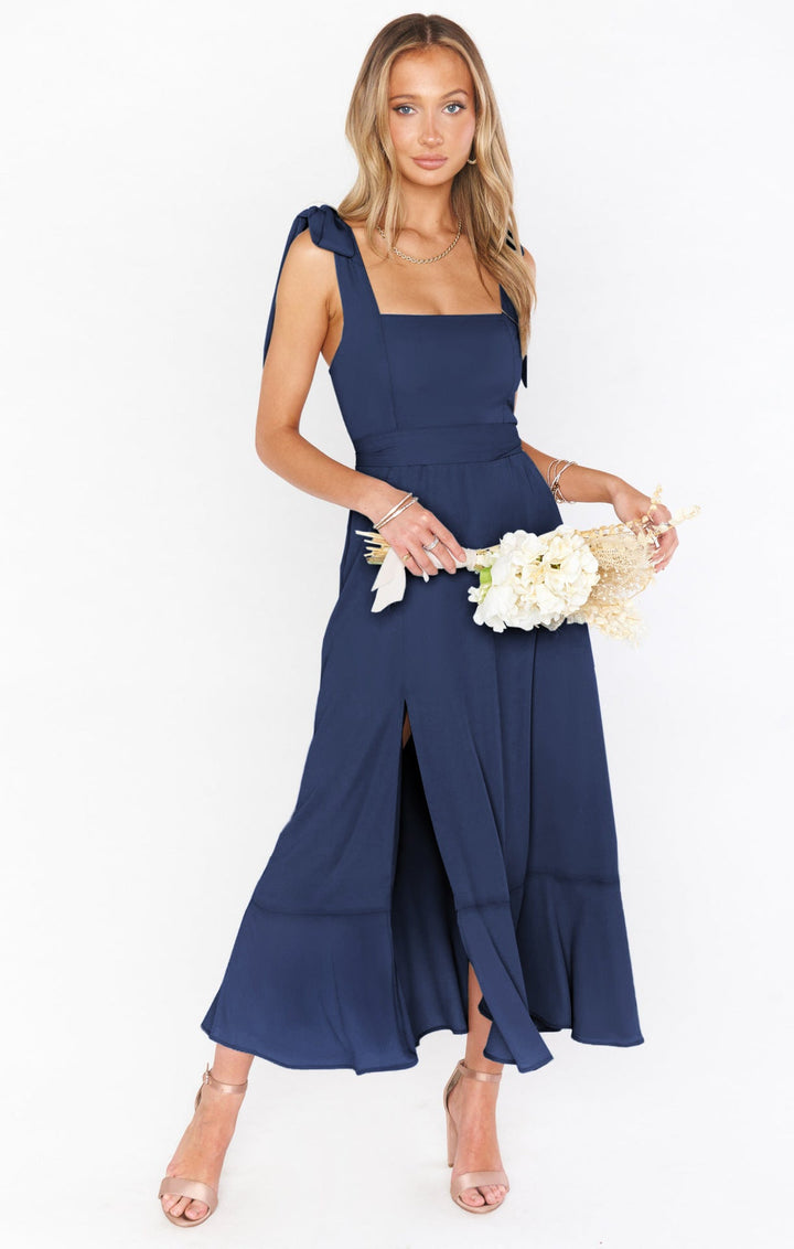 Abend Maxikleid für Damen, elegant geschnitten mit Schlitz & Bindegürtel, für glamouröse Auftritte.