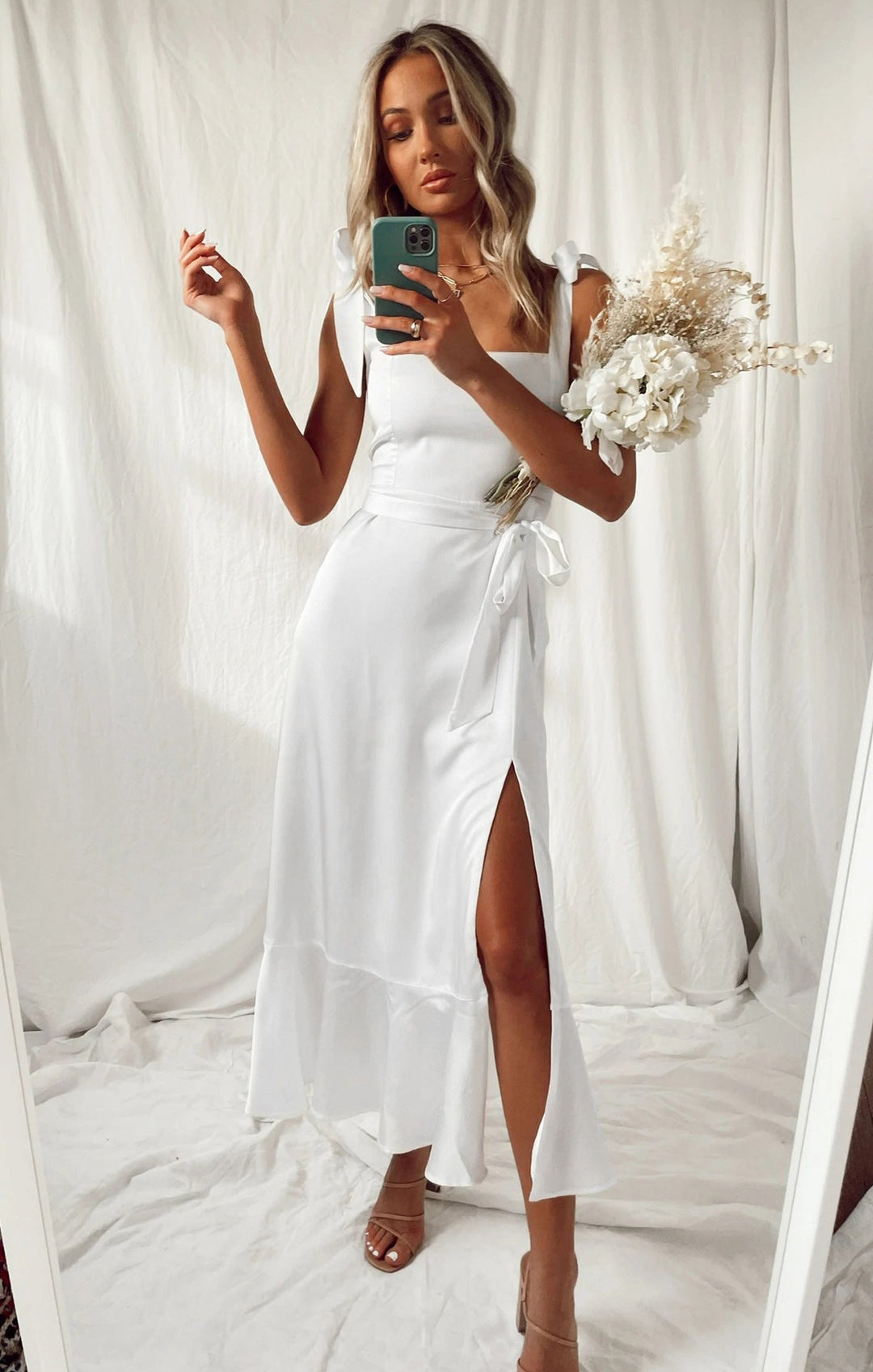 Elegantes Damen Maxikleid mit Schlitz & Bindegürtel, perfekt für Sommer & Abend. Ärmellos & fließend.