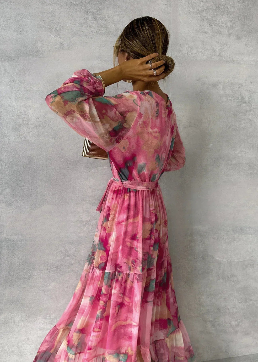 Festliches langes Damen Sommerkleid mit Blumenmuster, tiefem V-Ausschnitt und weiten Laternenärmeln.