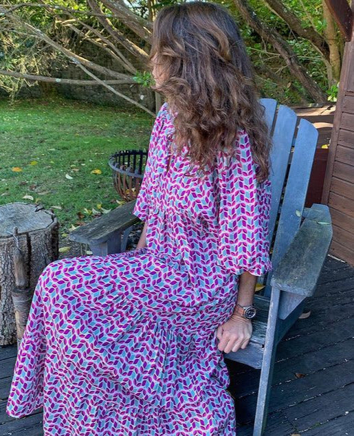 Damen Maxi Kleid in Bewegung, fließendes Boho-Design mit elegantem Muster und weiten Ärmeln.
