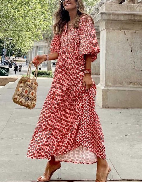 Vintage-inspiriertes Boho Maxi Kleid für Damen, gemustert mit fließendem Stoff und V-Ausschnitt.