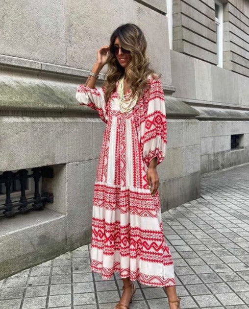 Leichtes Strand Maxi Kleid für Damen im Boho-Stil, gemustert und fließend für heiße Sommertage.