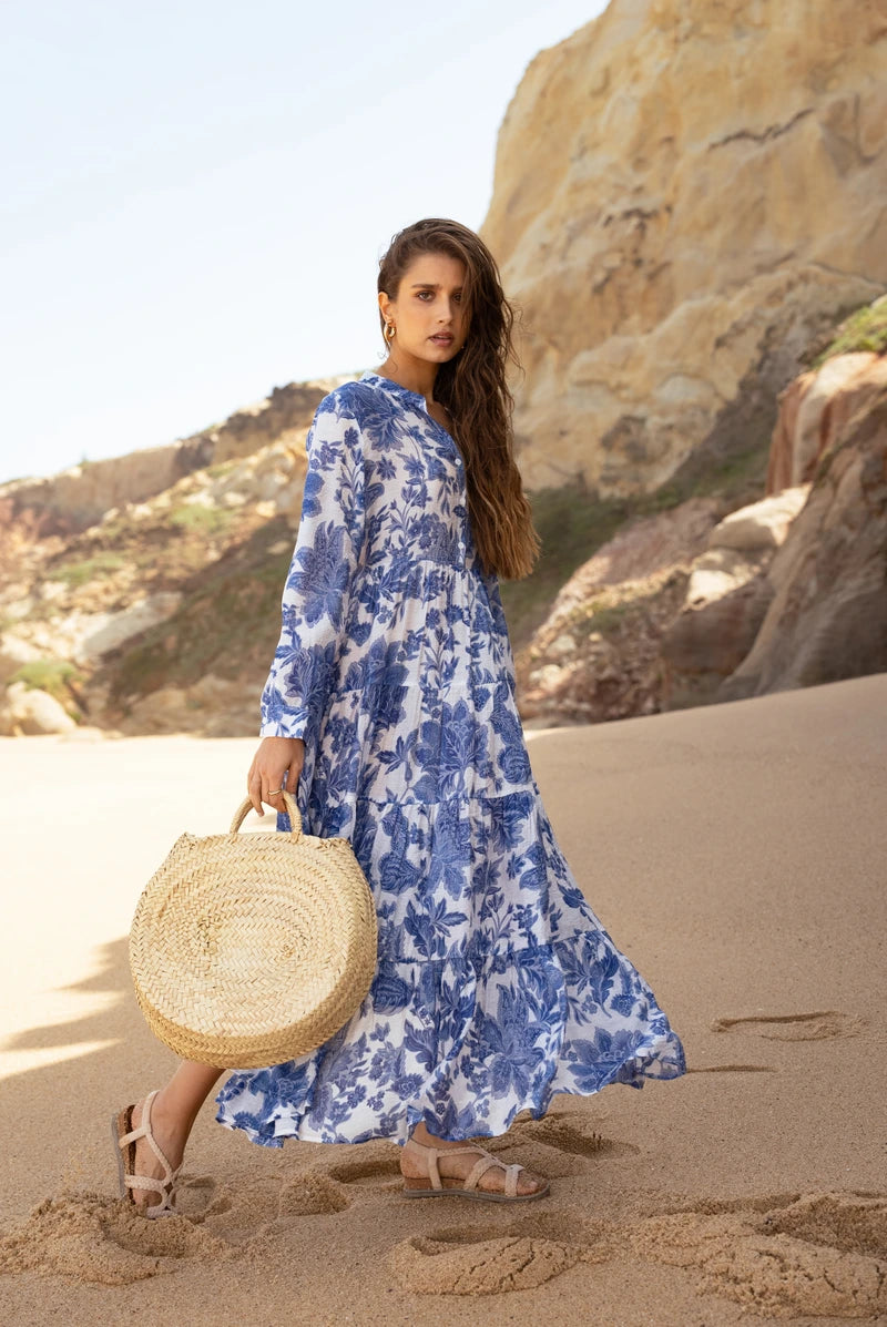Detailaufnahme: Florales Muster auf elegantem Damen Maxikleid im Boho-Stil. Perfekt für den Frühling.