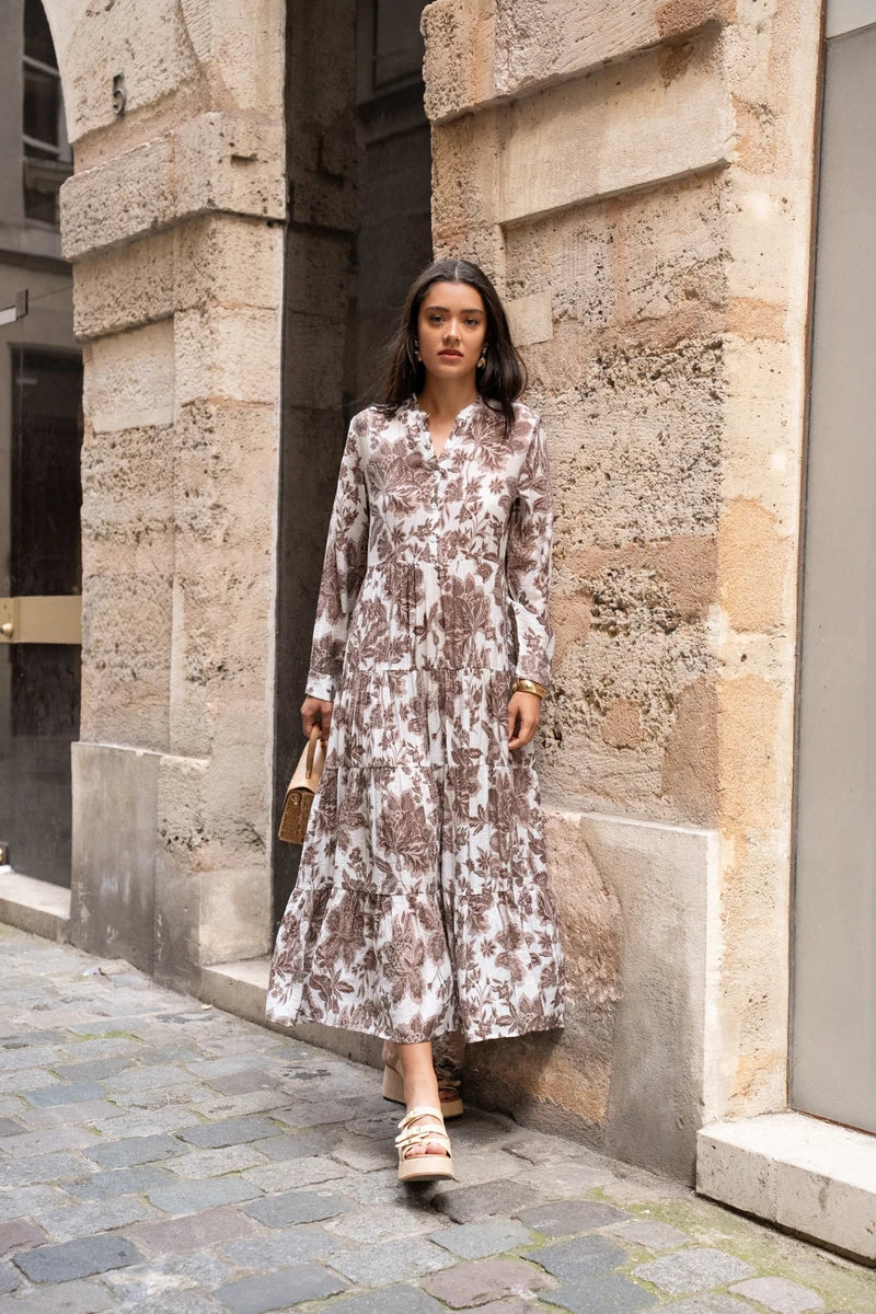 Fließendes Damen Maxikleid mit Blumenmuster. Romantisches Boho-Sommerkleid, gestufter Rock.