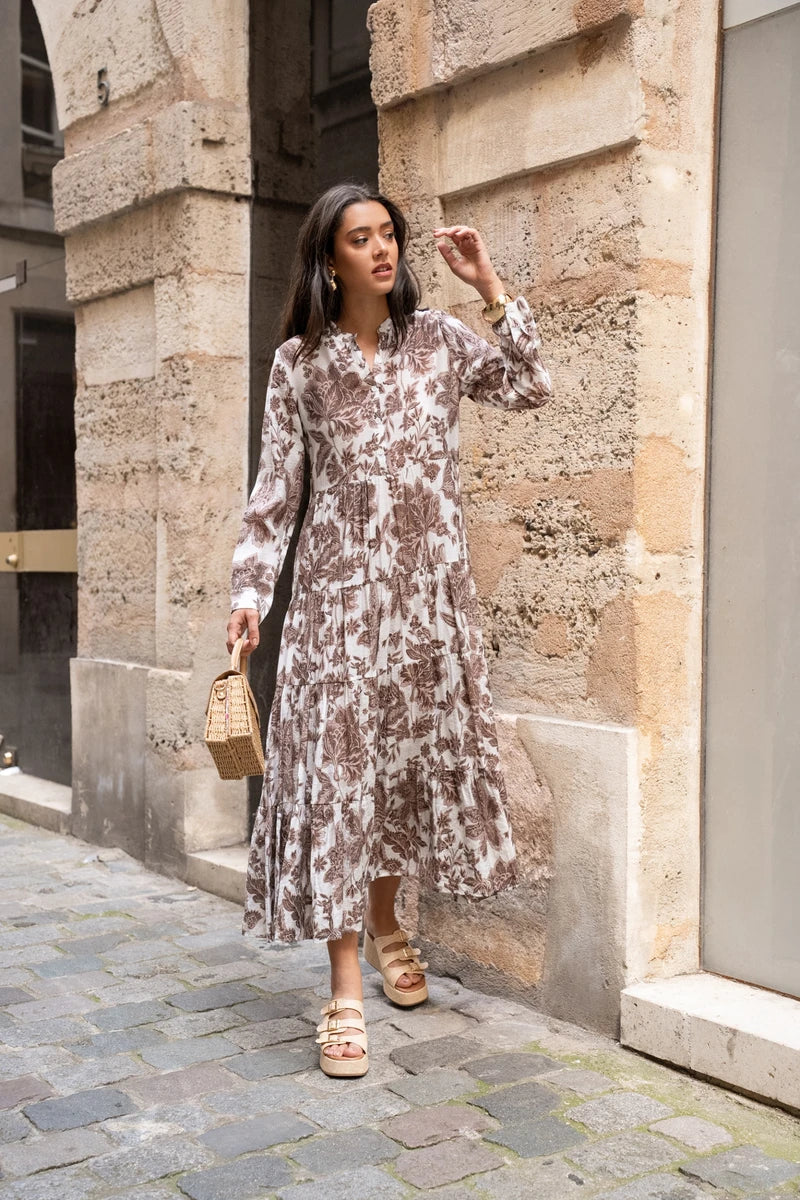 Stylisches Damen Maxikleid mit floralem Muster. Bequemes Boho-Freizeitkleid für warme Tage.