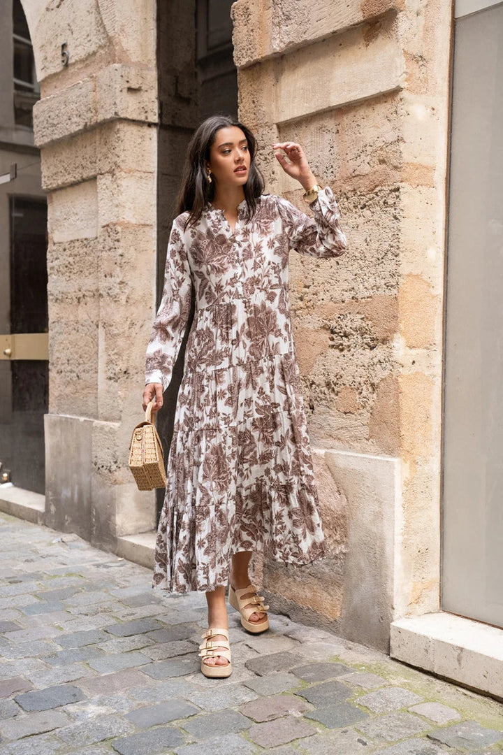 Stylisches Damen Maxikleid mit floralem Muster. Bequemes Boho-Freizeitkleid für warme Tage.