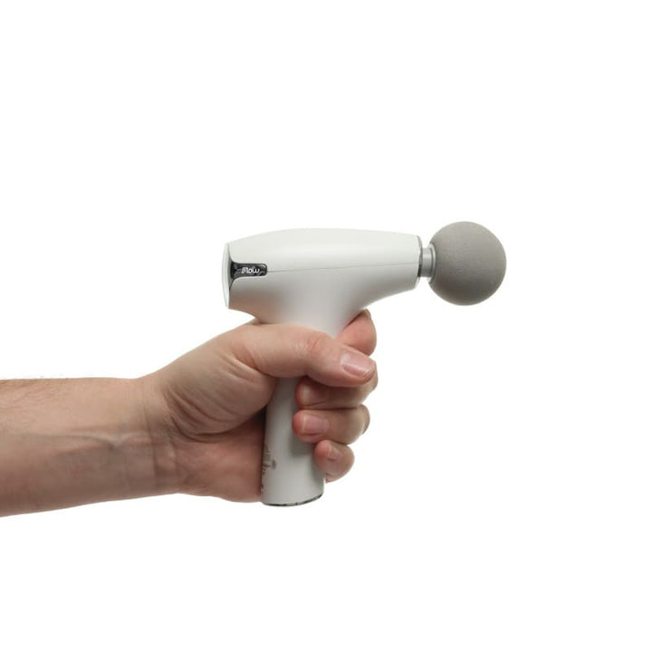 Person genießt Muskelentspannung mit innovativer Massagepistole inkl. Wärmefunktion. Für Personal Care & Wohlbefinden.