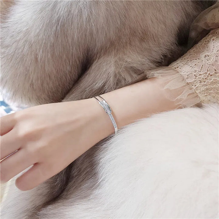 Glamouröses Damen-Silberarmband mit funkelndem Zirkonia. Aus 925er Sterlingsilber, offenes Design, vielseitig.