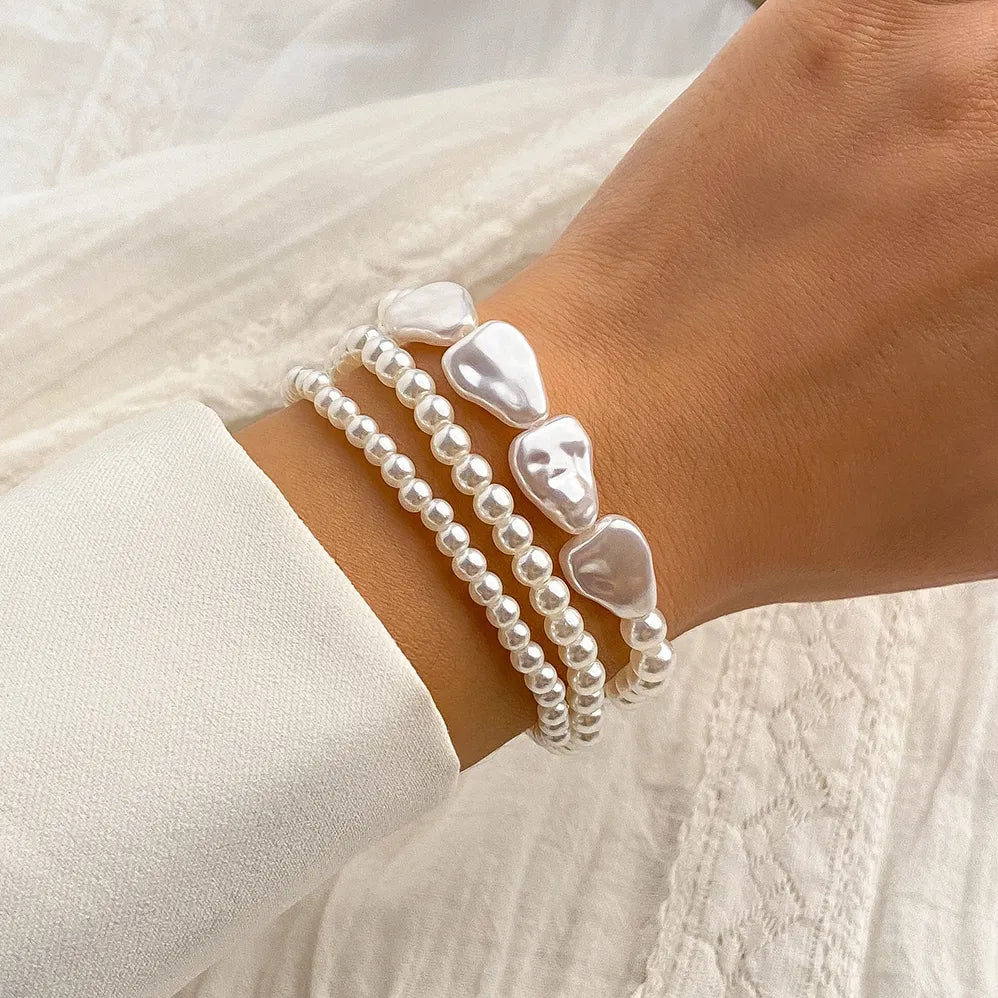 Damen Perlen-Schichtarmband mit eleganten Barockperlen und Silberelementen, zeitloser Damenschmuck.