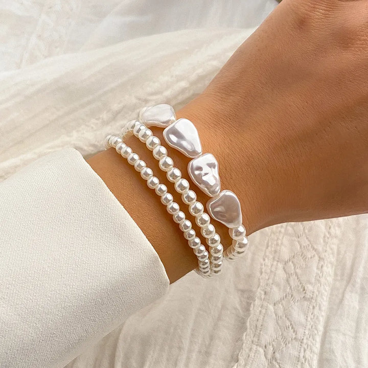 Damen Perlen-Schichtarmband mit eleganten Barockperlen und Silberelementen, zeitloser Damenschmuck.