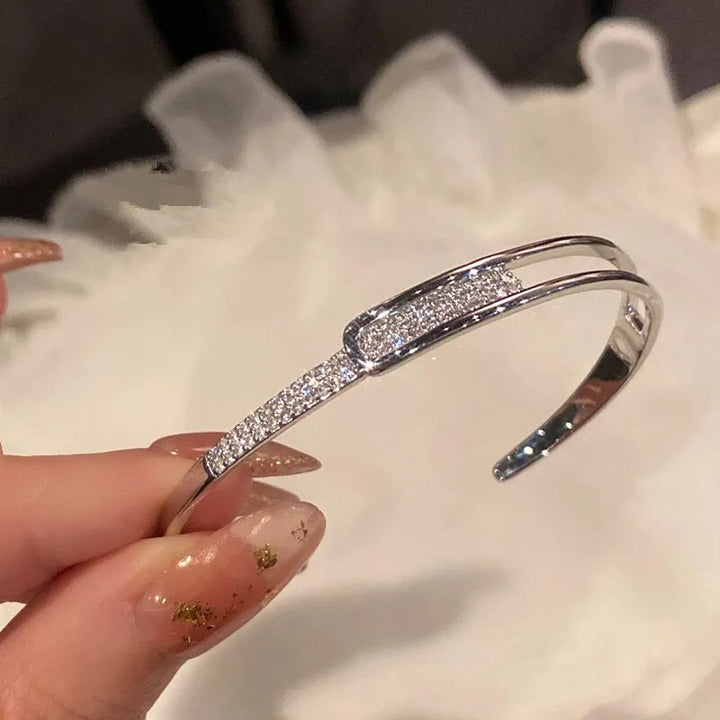 Damenarmband aus 925er Silber mit funkelndem Zirkonia. Eleganter Damenschmuck, offenes Design.