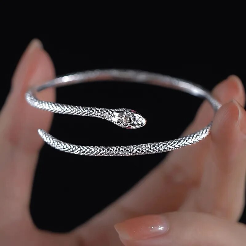 Unisex Schlangenarmband Silber. Verstellbares, elegantes Accessoire. Ausdrucksstarker Statement-Schmuck.
