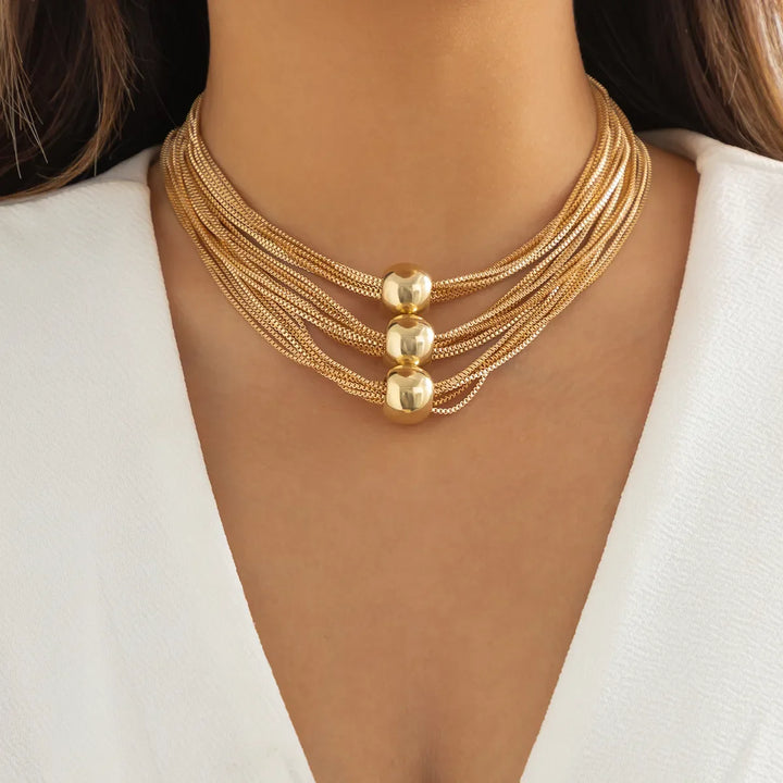 Damen Statement-Halskette mit großer polierter Kugel an eleganter goldener Gliederkette aus Edelstahl.