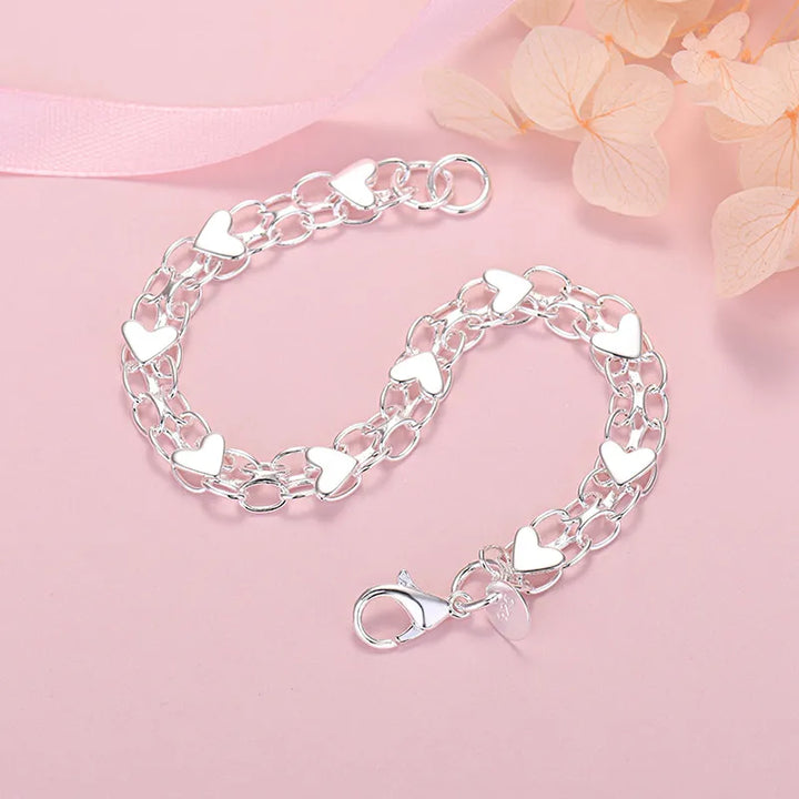 Glänzendes Damen Herzarmband aus 925er Sterlingsilber, ein elegantes und zeitloses Schmuckstück für Frauen.