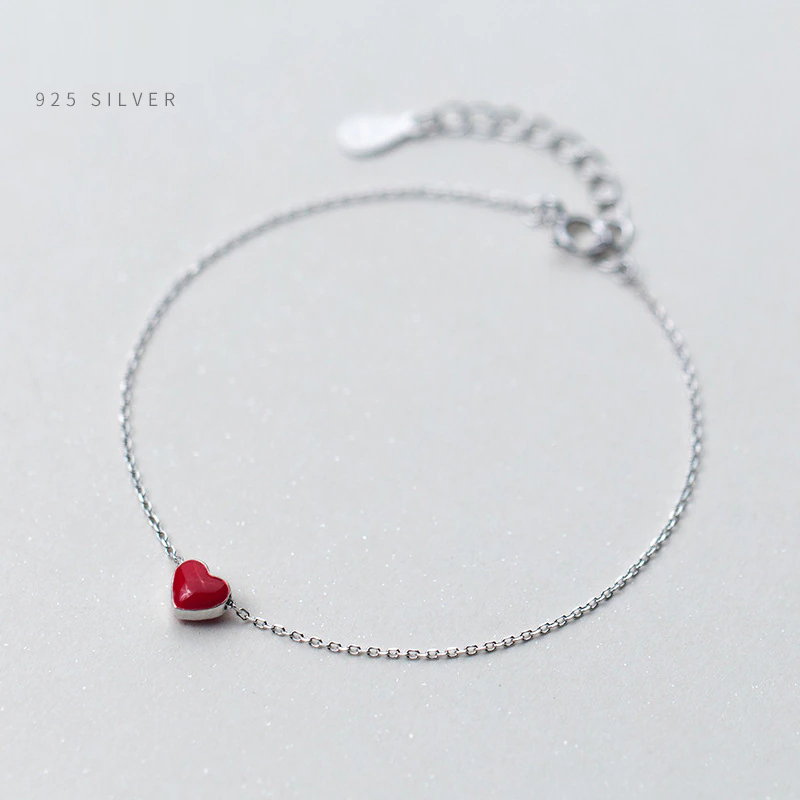 Minimalistisches Damen Herzarmband aus glänzendem 925er Sterlingsilber. Perfektes Geschenk, zeitloser eleganter Schmuck.
